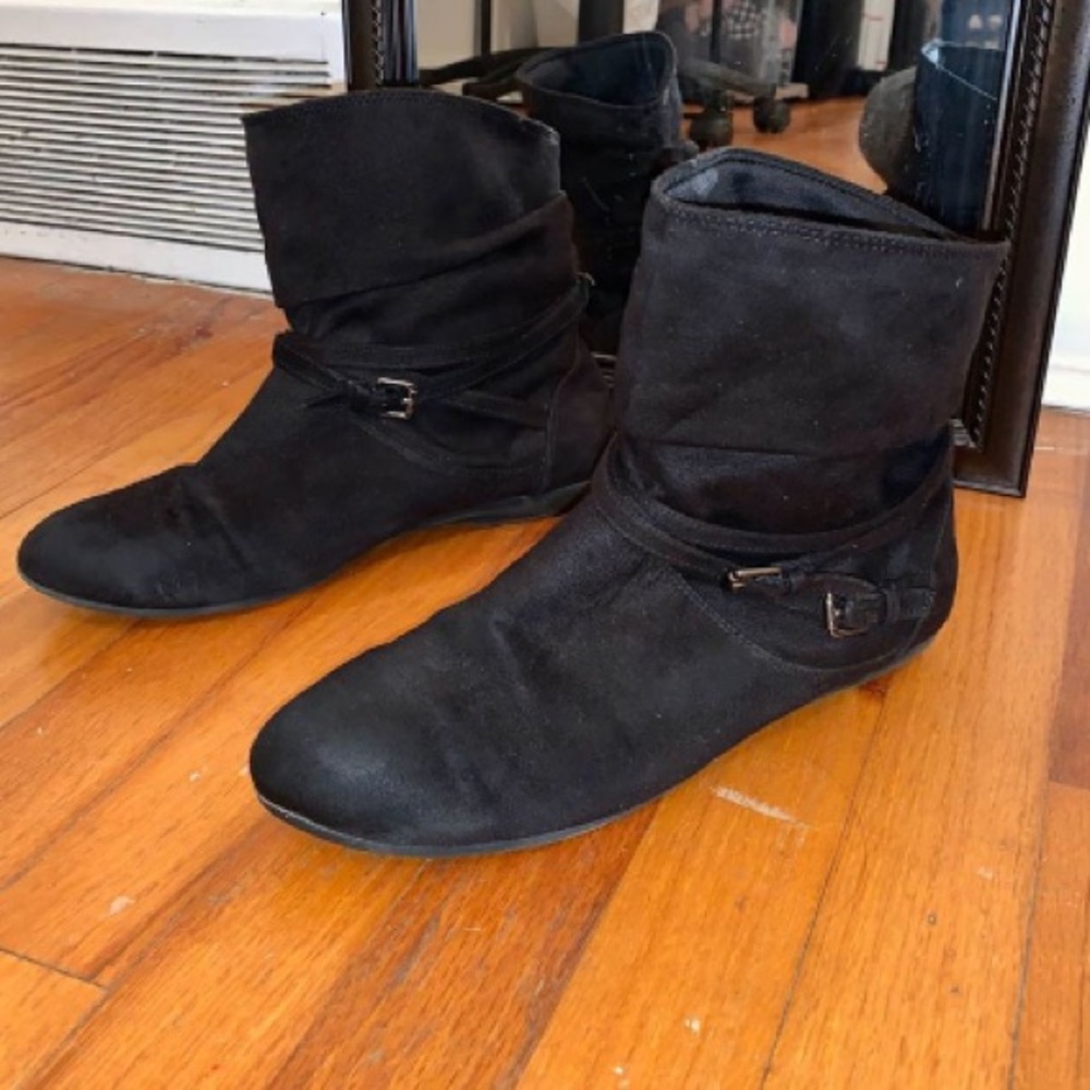 Suede black bootie with mini buckles